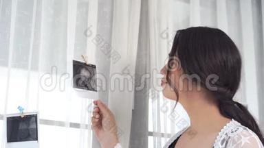 孕妇翻拍超声波照片拍孕妇腹部
